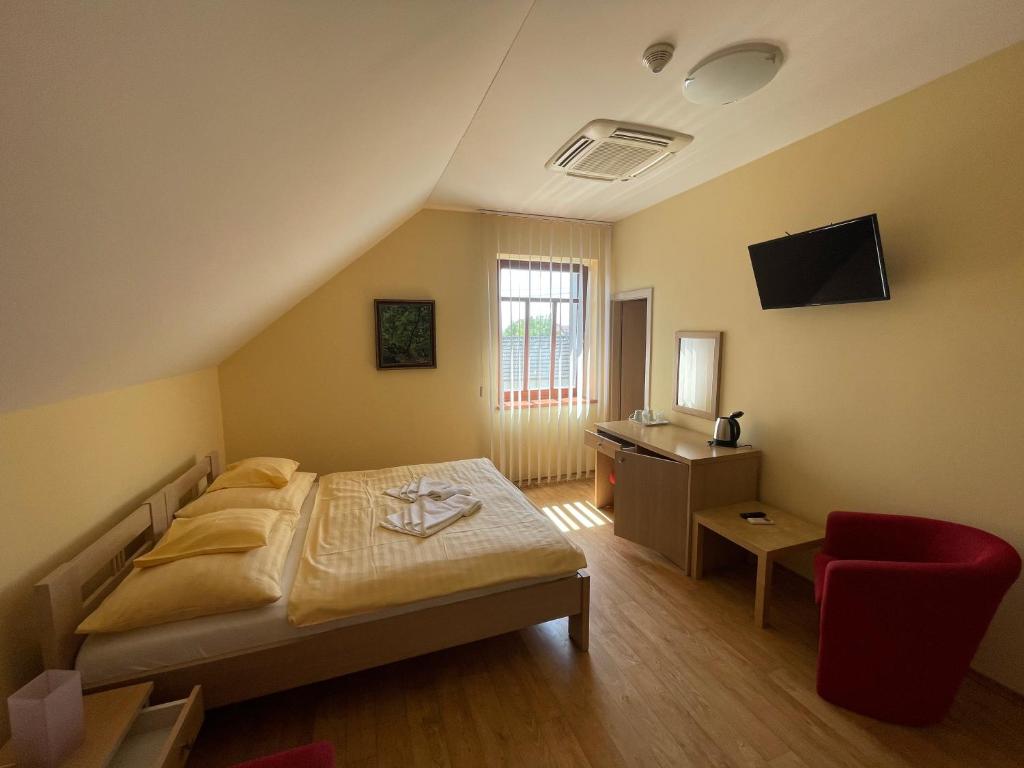 Postel nebo postele na pokoji v ubytování Penzion U Bohuša