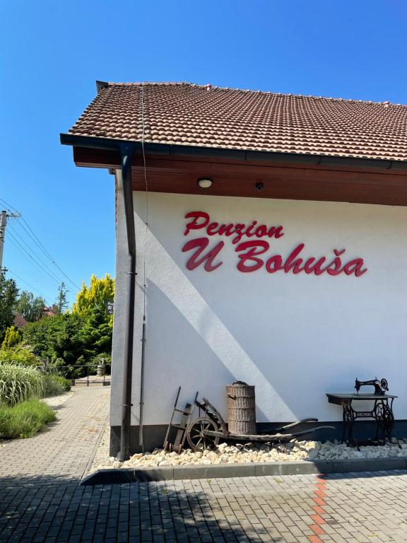 ein weißes Gebäude mit einem Schild, das Durator vi ballosa liest in der Unterkunft Penzion U Bohuša in Lednice