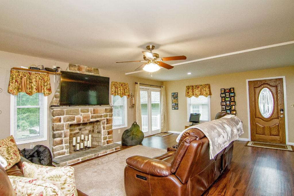A television and/or entertainment centre at Cabin by the Creek with private creek access