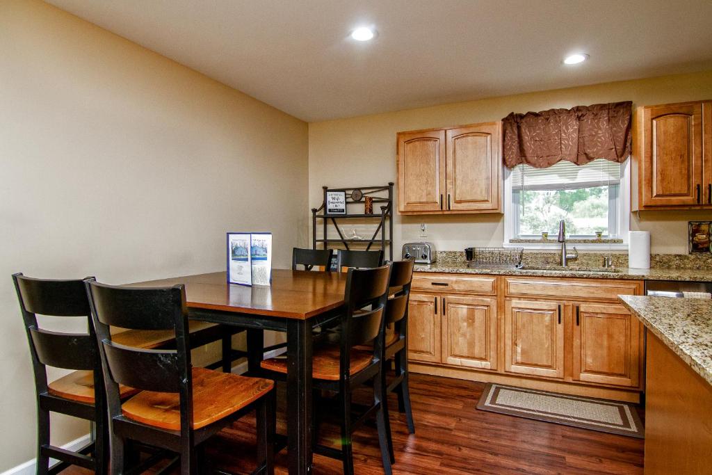 A kitchen or kitchenette at Cabin by the Creek with private creek access