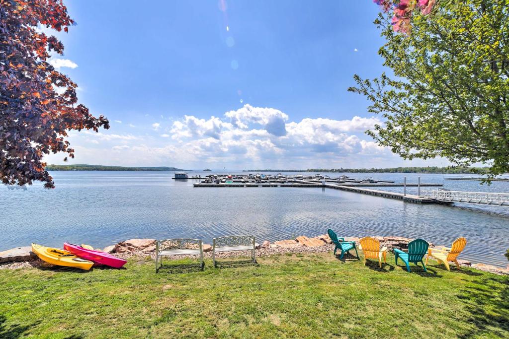 Saint Albans Bay的住宿－Lake Champlain Home with Decks, Kayaks and Fire Pit!，湖上一群椅子和船