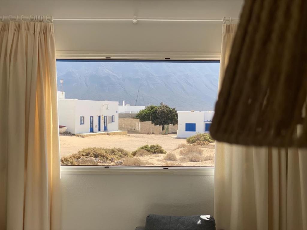 uma janela num quarto com vista para um deserto em Apartamentos Burgao em Caleta de Sebo