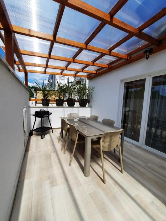 Balkón alebo terasa v ubytovaní Njivice, otok Krk, apartman Dora