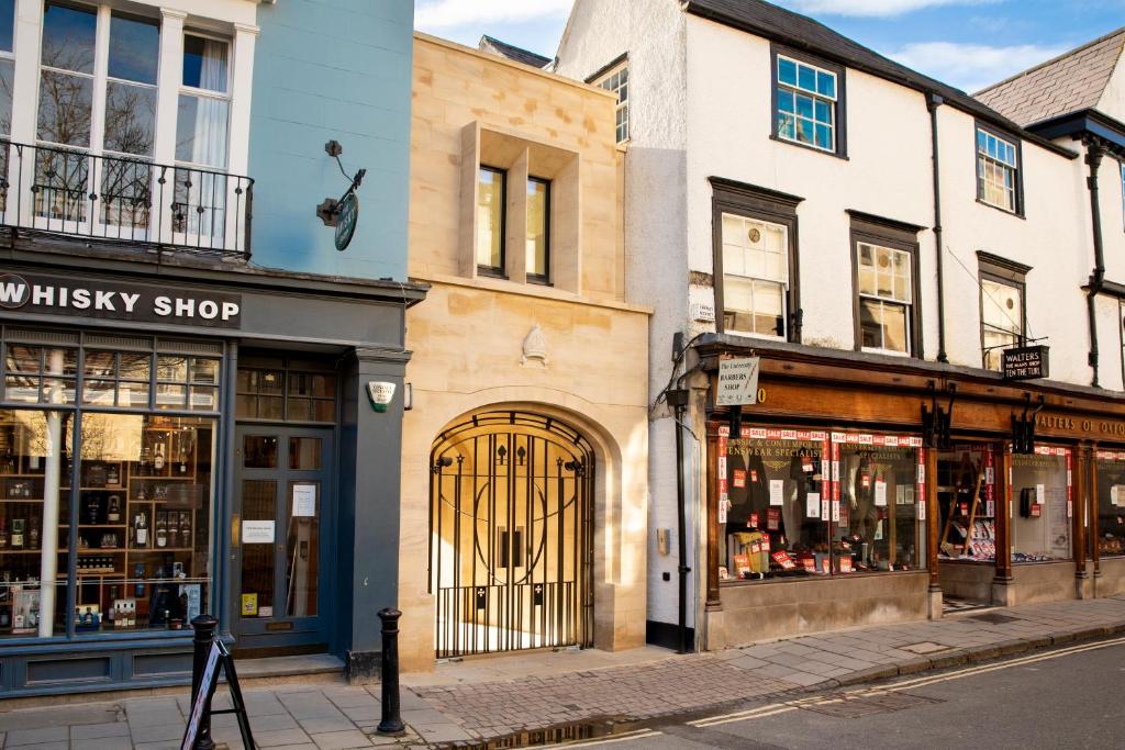 Turl Street Mitre في أوكسفورد: مجموعة من المحلات التجارية على شارع المدينة