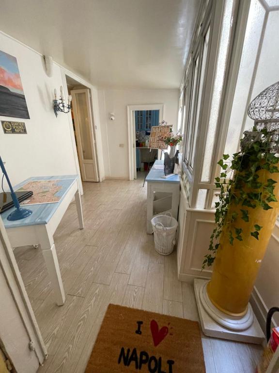 um quarto com uma janela e um vaso no chão em Casa Ra Bella Mbriana em Nápoles