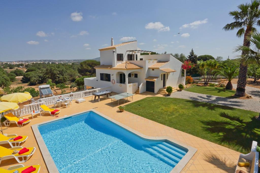 een luchtzicht op een villa met een zwembad bij Villa Candida by Villa Plus in Vale do Lobo
