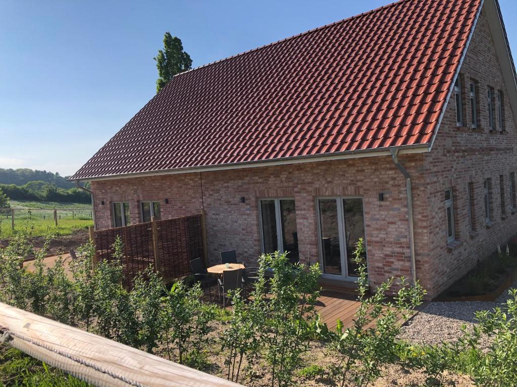een stenen huis met een rood dak bij Haus 1 in Bosau