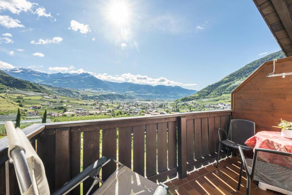 a balcony with a view of the mountains at Baumgartnerhof Appartment Kornus in Lagundo