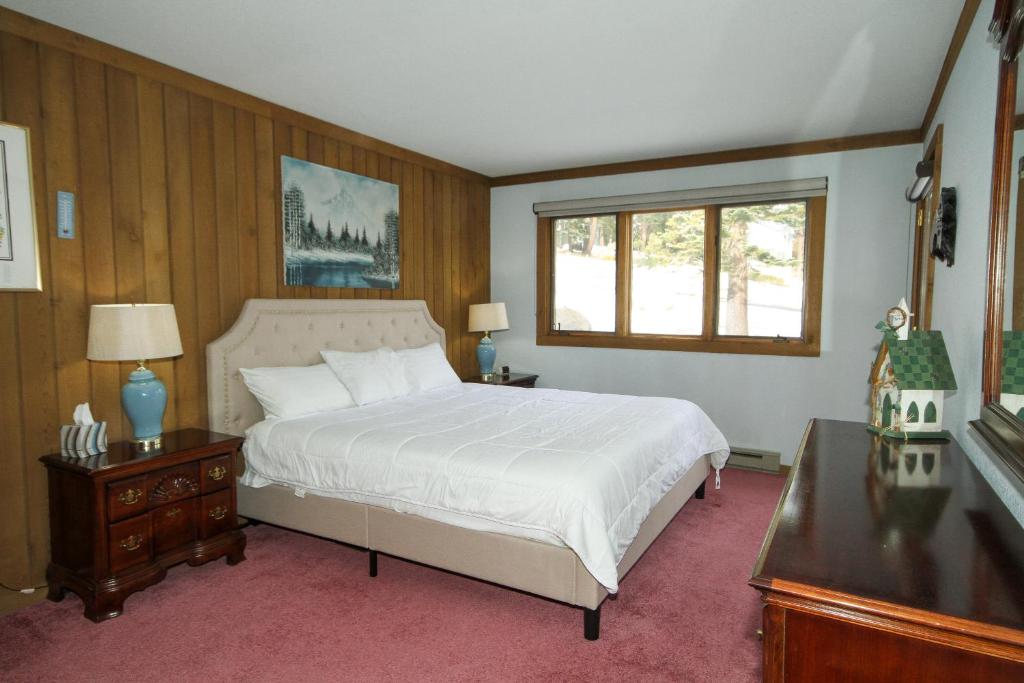 a bedroom with a large white bed and a window at Mountainback #74 in Mammoth Lakes