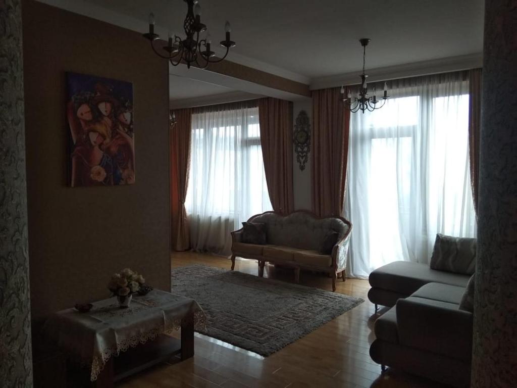 uma sala de estar com um sofá e uma mesa em Avlabari Old Town Residence em Tbilisi