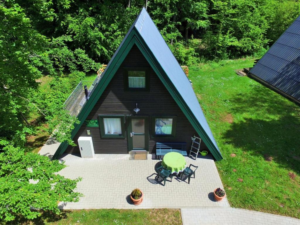 una vista aérea de una casa con patio en Ferienhaus Marpe 100 en Bad Arolsen