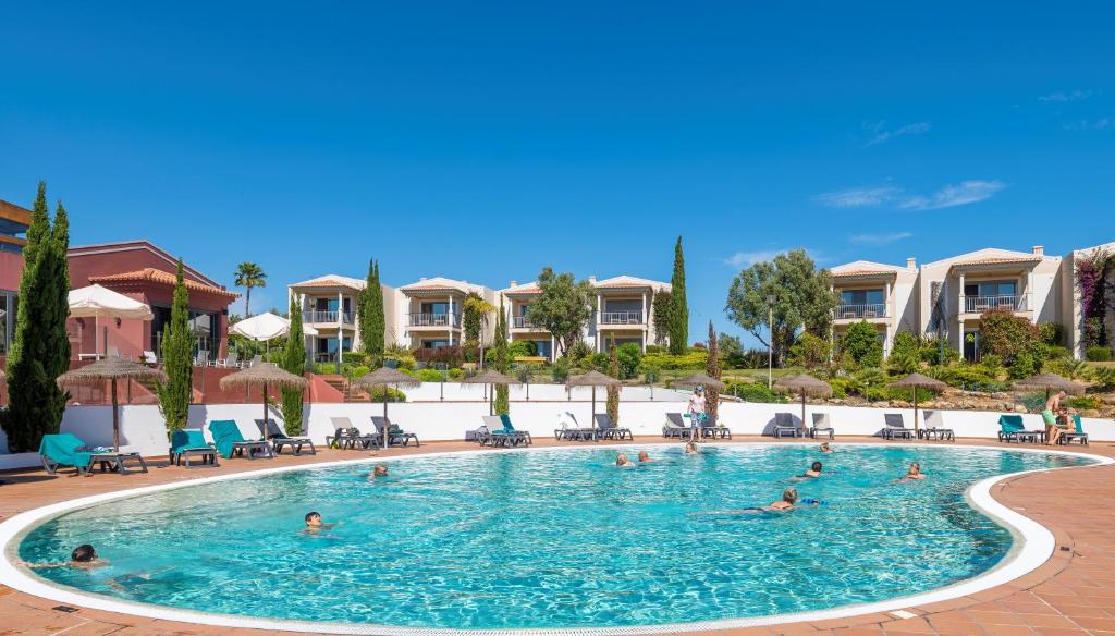 um grupo de pessoas a nadar numa piscina num resort em Vale da Lapa Village Resort em Carvoeiro