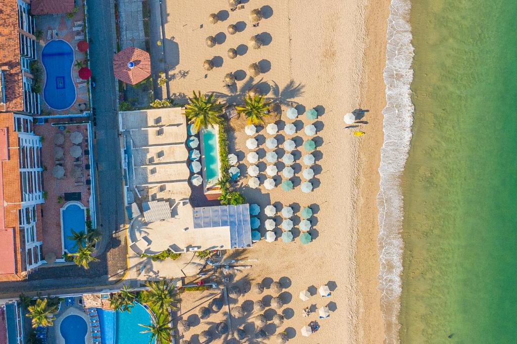 una vista aérea de una playa con un grupo de sombrillas de playa en Suites at Sapphire Ocean Club, en Puerto Vallarta