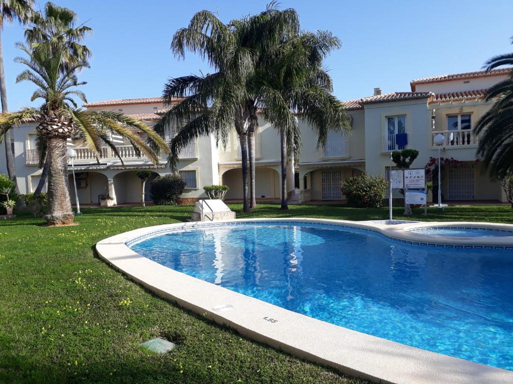 The swimming pool at or close to Estrella