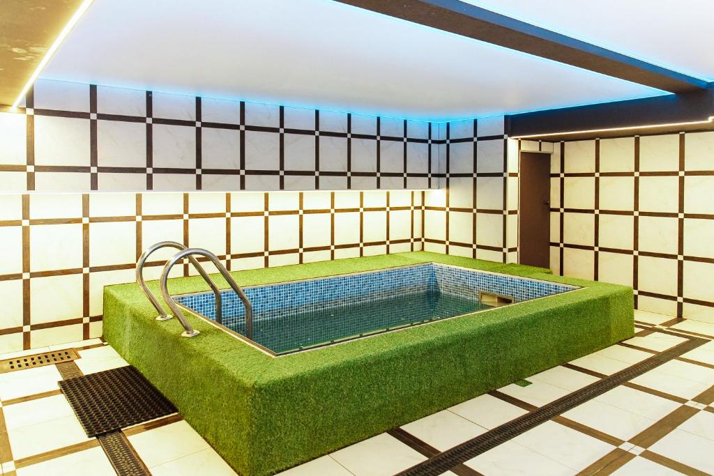 Bazén v ubytování Viktoriya Family Hotel Restaurant complex nebo v jeho okolí