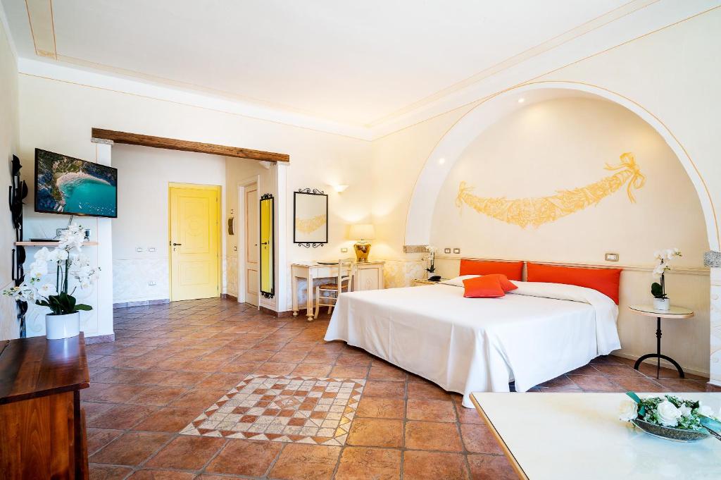 Postel nebo postele na pokoji v ubytování LH Hotel Pozzo Sacro