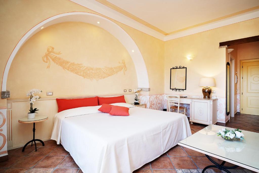 Postel nebo postele na pokoji v ubytování LH Hotel Pozzo Sacro