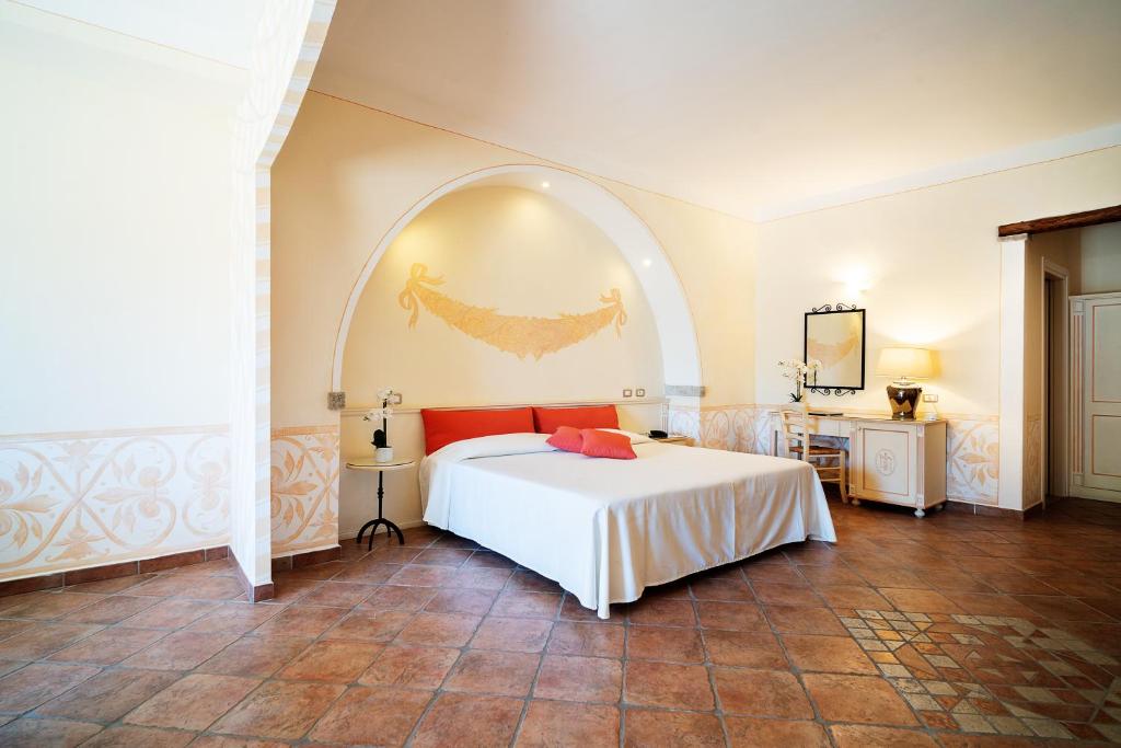 Postel nebo postele na pokoji v ubytování LH Hotel Pozzo Sacro