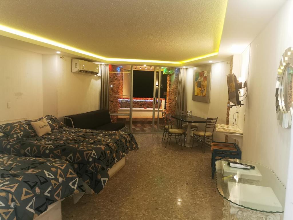 una camera d'albergo con letto e tavolo di Hotel las torres gemelas acapulco ad Acapulco