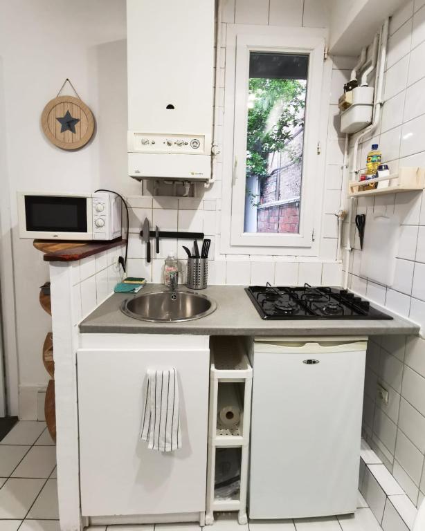 A cozinha ou cozinha compacta de Studio &agrave; proximit&eacute; de Paris