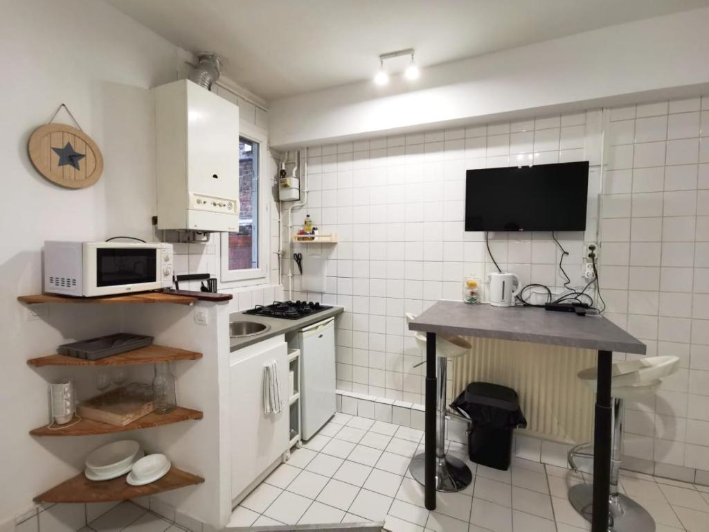 A cozinha ou cozinha compacta de Studio &agrave; proximit&eacute; de Paris