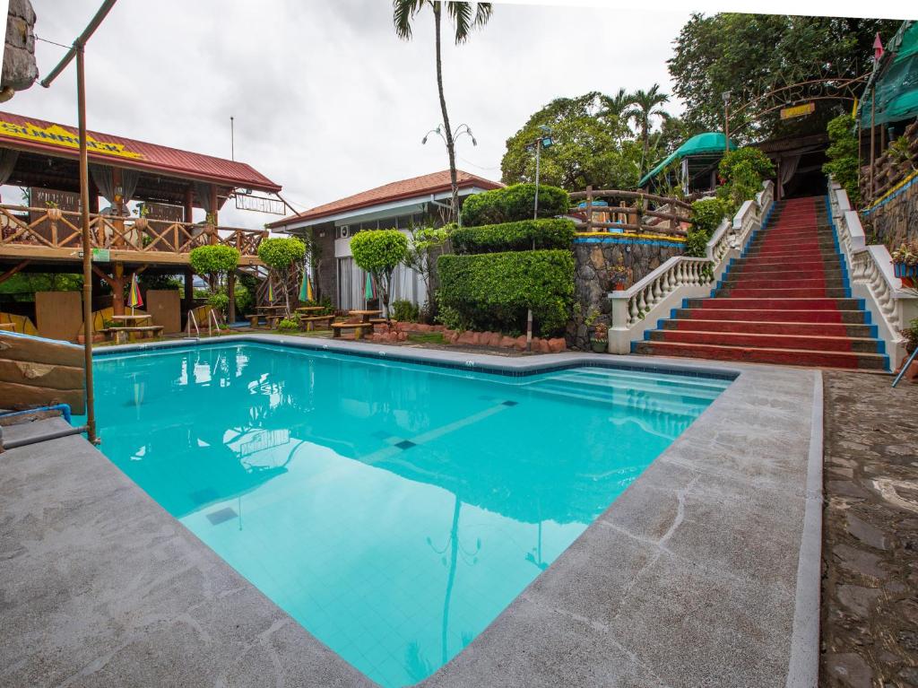 Swimming pool sa o malapit sa OYO 588 Sunrock Resort