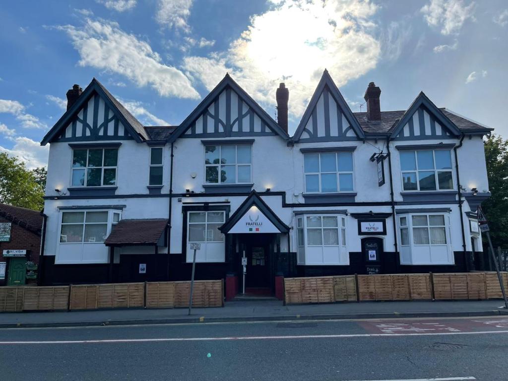 een zwart-wit gebouw op de hoek van een straat bij The Prince Alfred in Liverpool