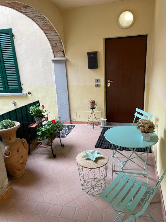 d'une terrasse avec une table, des chaises et une porte. dans l'établissement Civico 2 Operetta Marina, à Crémone