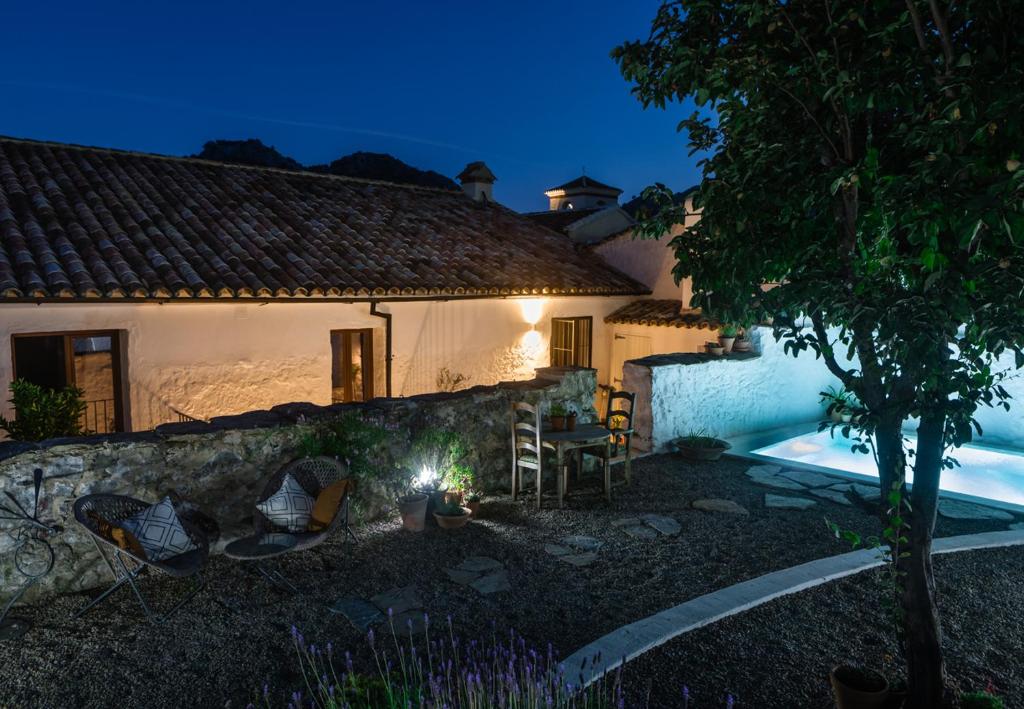 una casa con jardín por la noche en Casa De Los Cuadros, en Villaluenga del Rosario
