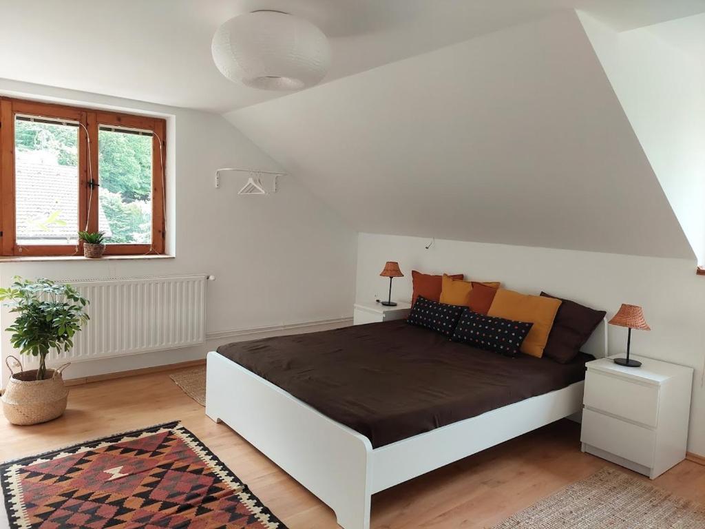 1 dormitorio con 1 cama grande en una habitación blanca en Erdőszéli Vendégház Zebegény, en Zebegény