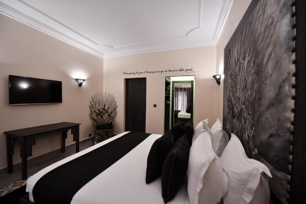 TV a/nebo společenská místnost v ubytování Oscar Hotel by Atlas Studios