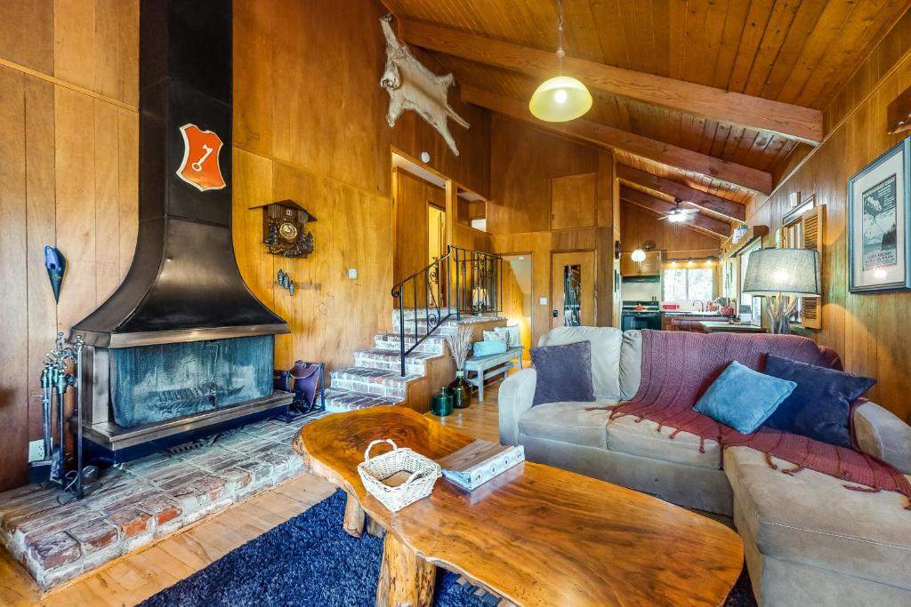 - un salon avec un canapé et une cheminée dans l'établissement Alpine Dream, à Crestline