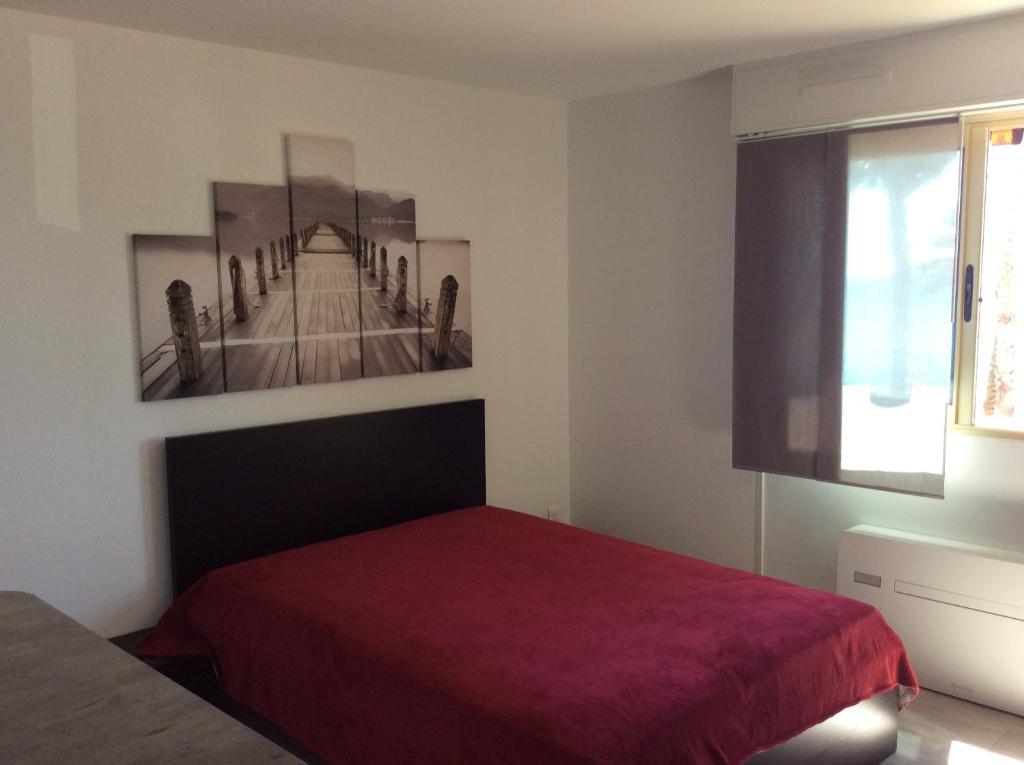 a bedroom with a bed and a picture of a bridge at Poseidon in Cagnes-sur-Mer