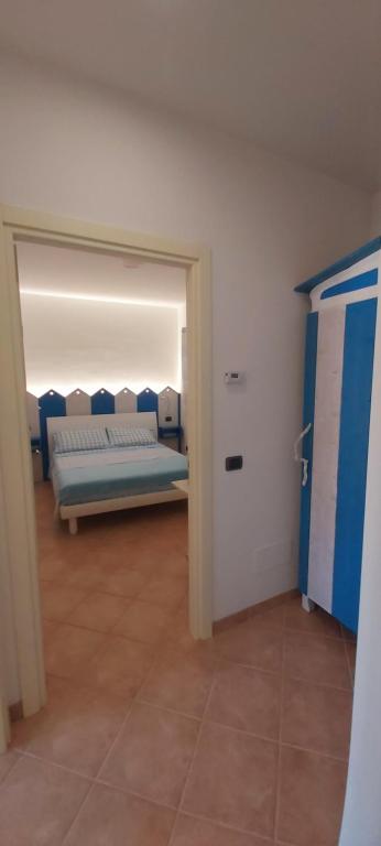 Appartamento La Spiaggia في بورديغيرا: غرفة نوم مع سرير في غرفة مع مرآة