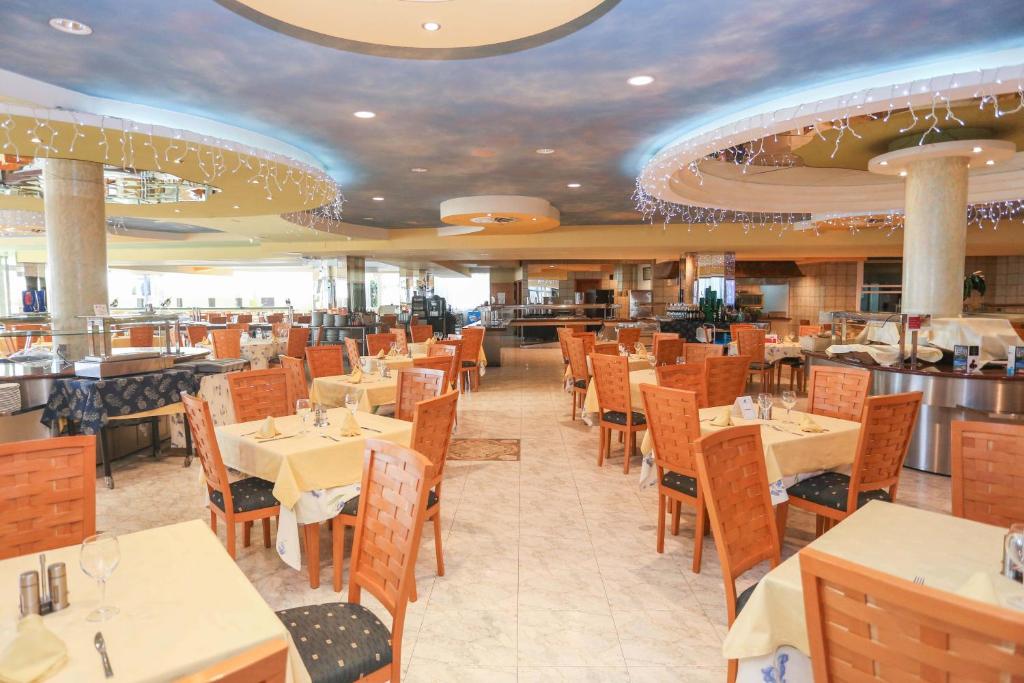Ein Restaurant oder anderes Speiselokal in der Unterkunft KAKTUS Hotel Kaktus Albir 