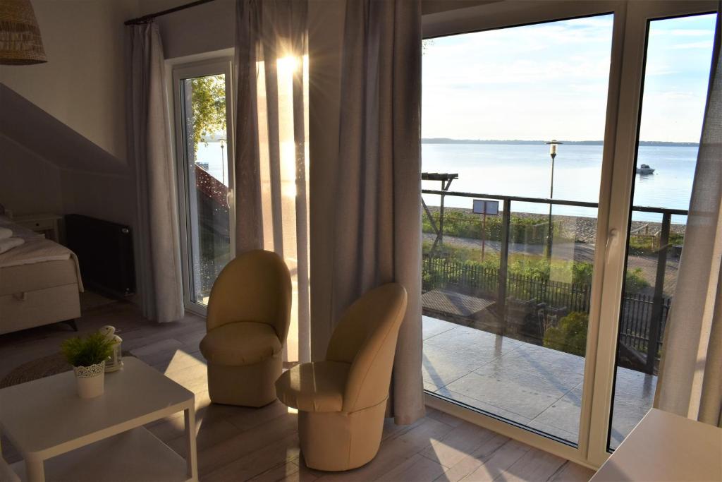 een woonkamer met uitzicht op de oceaan bij Rewianka Apartamenty przy samej plaży in Rewa