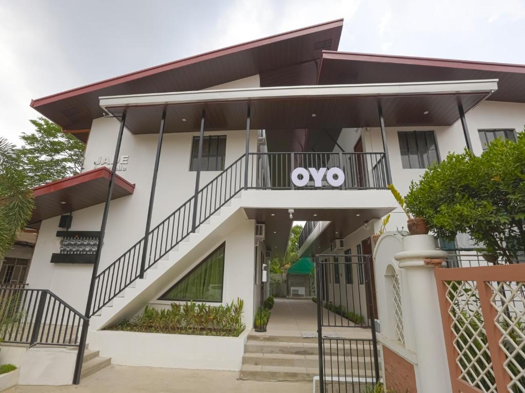 a view of the front of the apartment building at OYO 736 Jade Apartelle in Malitlit