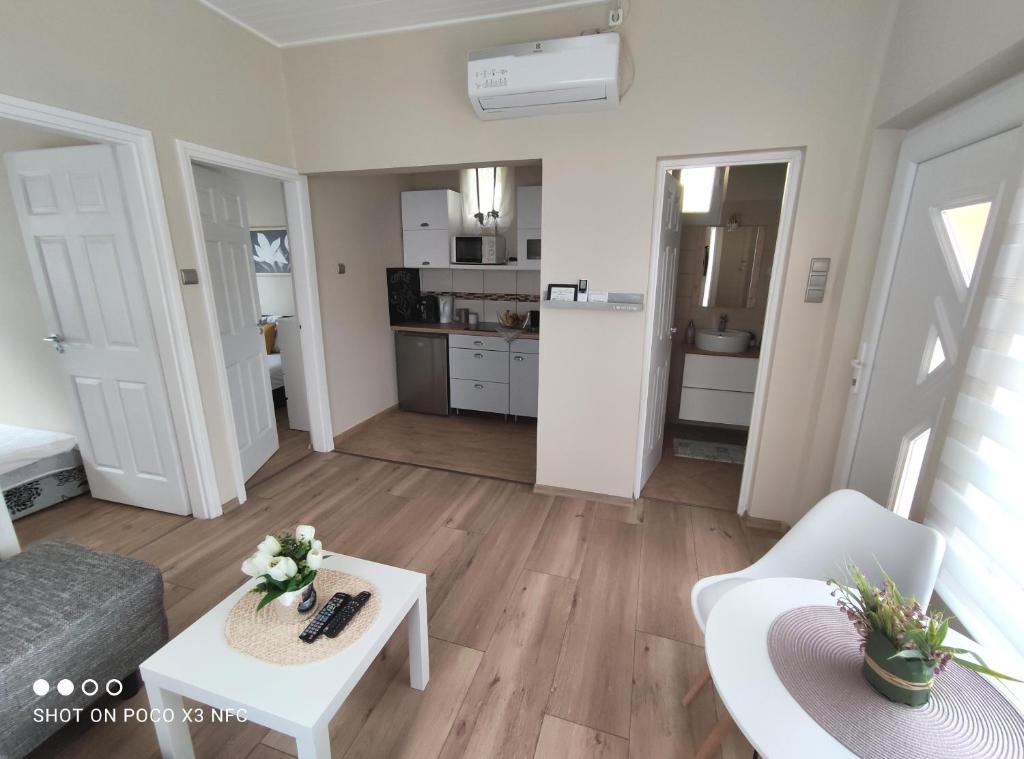 salon z kanapą i stołem w obiekcie Álom Apartman w Mezőkövesd