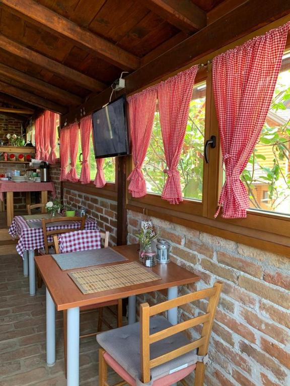 Reštaurácia alebo iné gastronomické zariadenie v ubytovaní Apartment Kristic 2