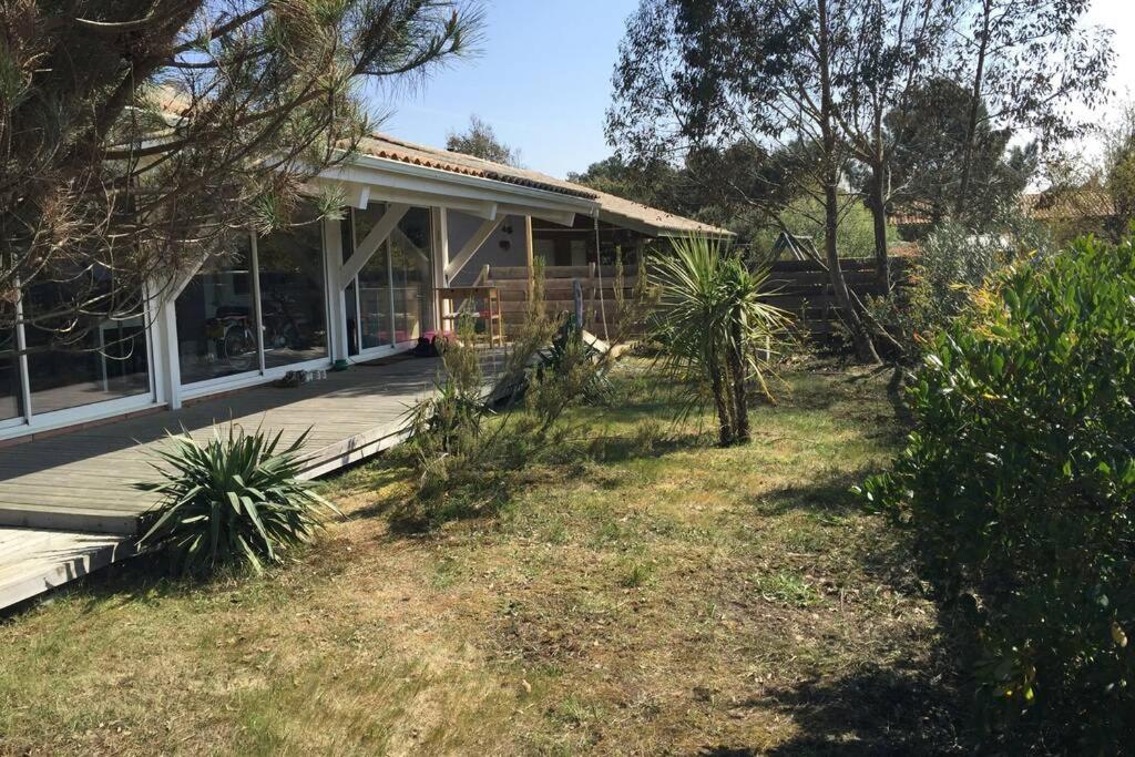 une maison avec un porche et une cour dans l'établissement Maison Girolle, à Vendays-Montalivet