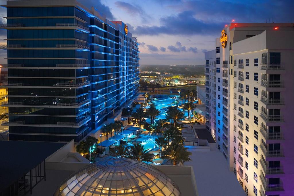 vistas a una ciudad por la noche con edificios en Seminole Hard Rock Hotel and Casino Tampa en Tampa