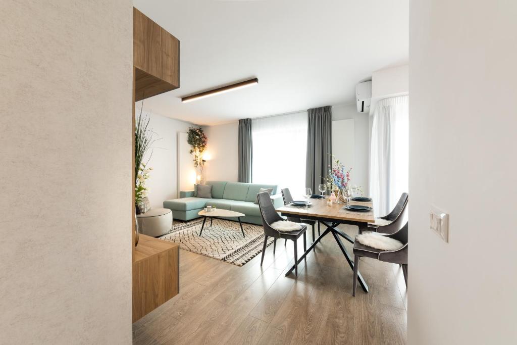 布加勒斯特的住宿－NorthAparthotel Bucharest，客厅配有桌子和沙发
