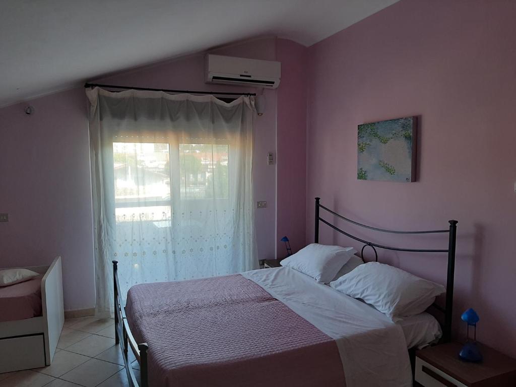 een slaapkamer met een bed en een raam bij Mansarda Gardenia in Pescara