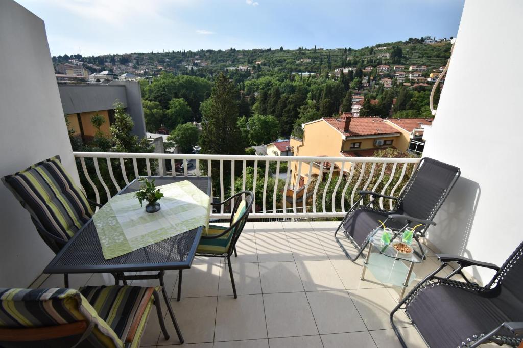 einen Balkon mit einem Tisch und Stühlen in der Unterkunft Apartma Tim Portorož in Portorož