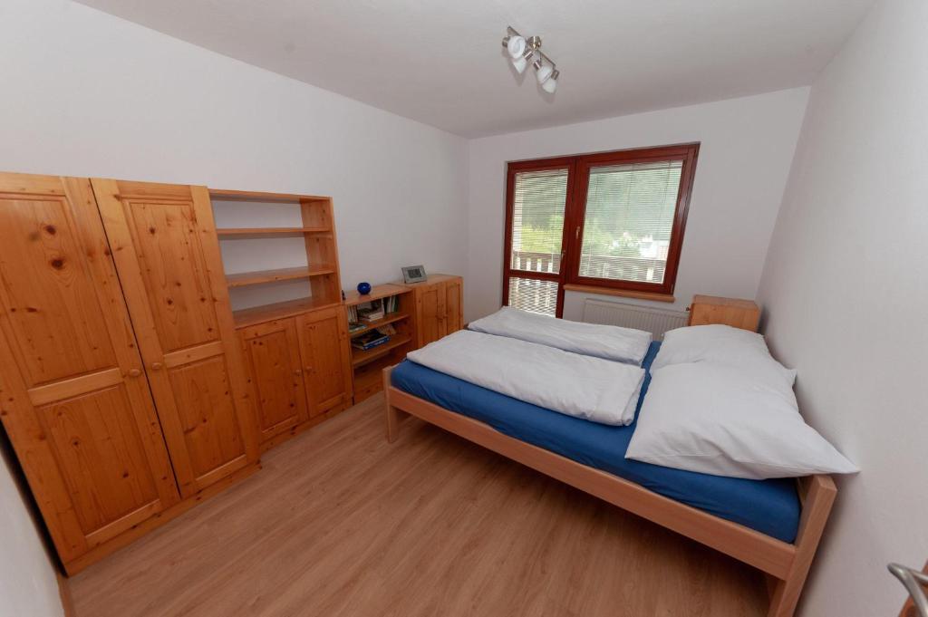 1 dormitorio con cama y ventana en Řadovka Bílá, en Bílá