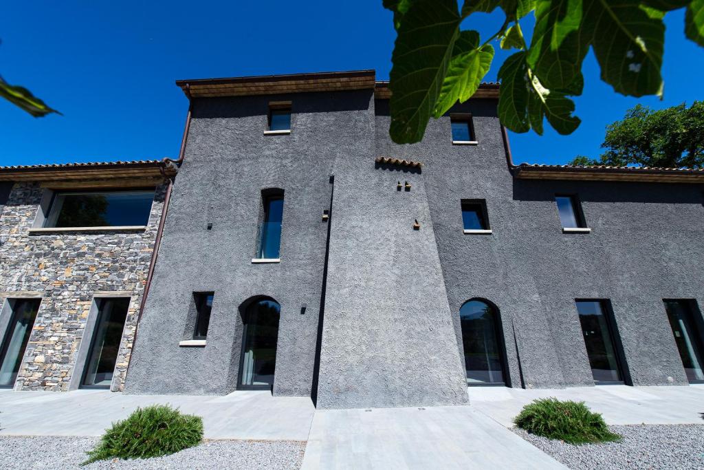 een groot stenen gebouw met ramen aan de zijkant bij Rara Factory Design House in Orvieto