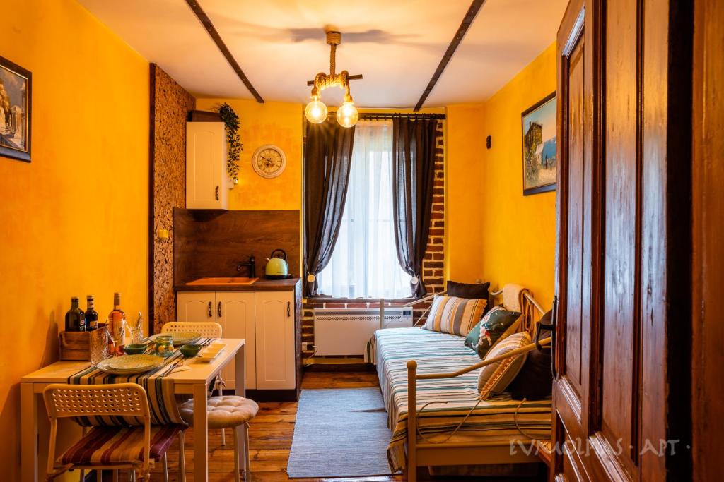 A seating area at Art apartment EVMOLPIAS near Roman stadium
