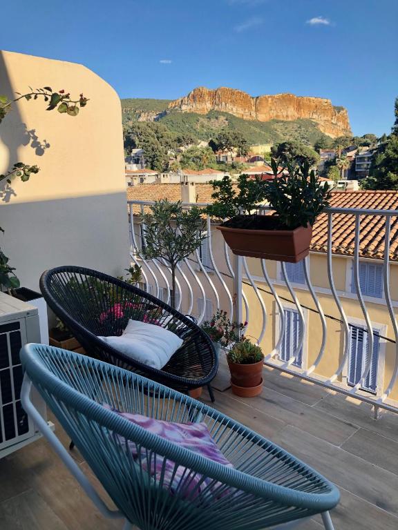 d'un balcon avec une chaise et une vue sur les montagnes. dans l'établissement La Cassidaine, à Cassis