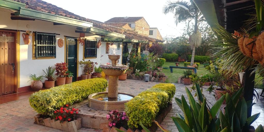 un giardino con fontana e molte piante di Hospedería Colonial de Villa de Leyva a Villa de Leyva