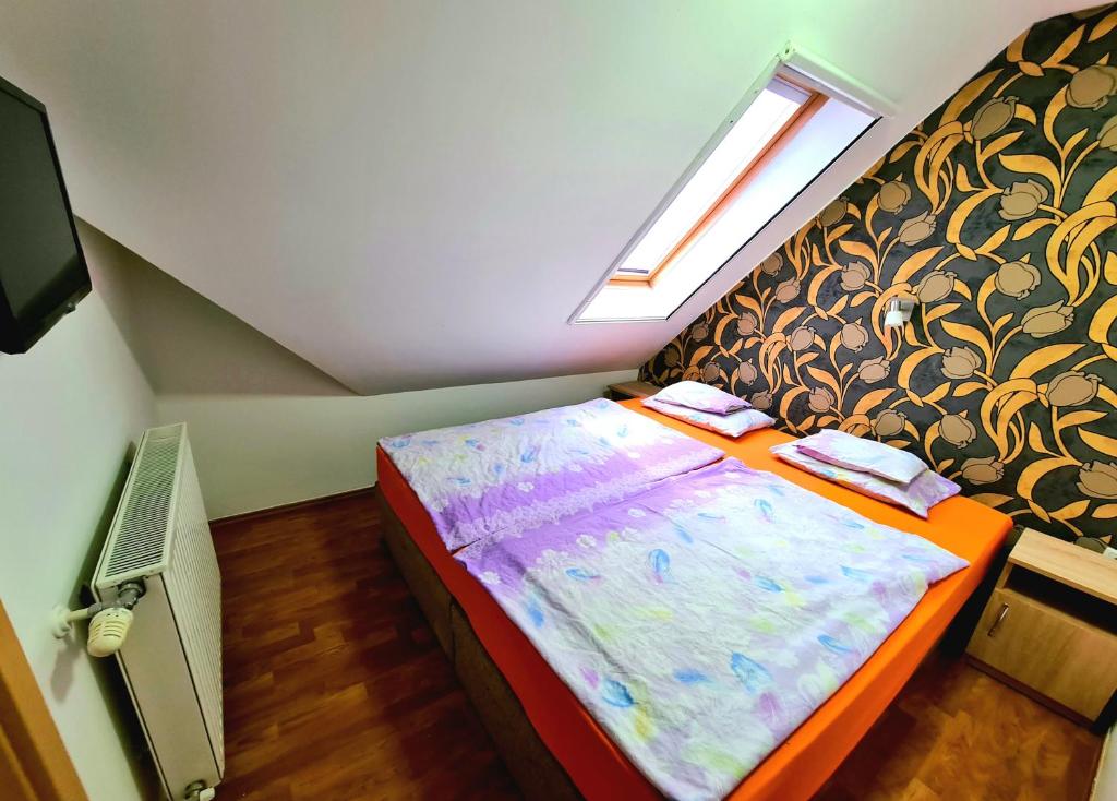 Postel nebo postele na pokoji v ubytování Anita Apartman Sopron